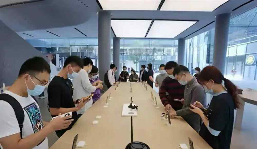 大悦城苹果专卖店 体验店一行，苹果12质感已被华为mate40p全局领先