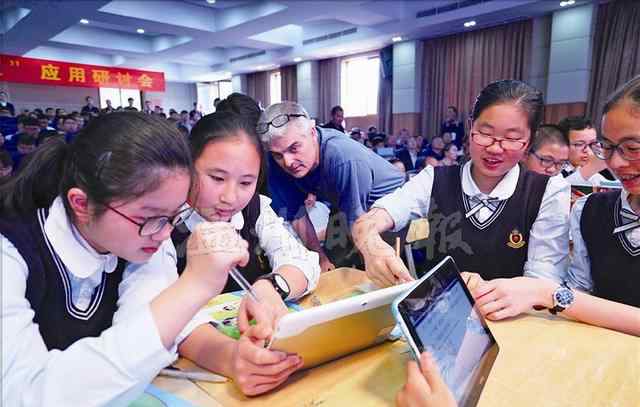 学生学习平板电脑 学生人手一台平板电脑 学习情况可用大数据分析