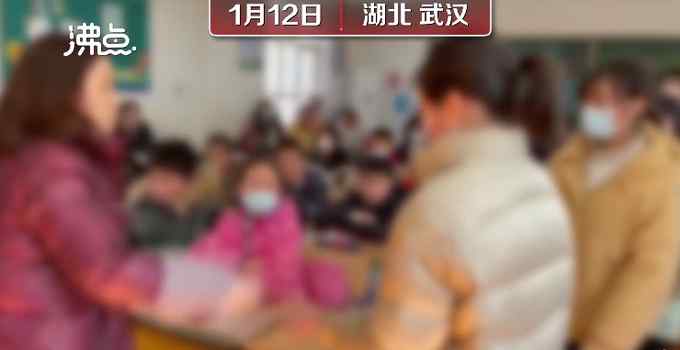 小学生排队被老师竹板打手 拍摄者示意：这个要打重一点