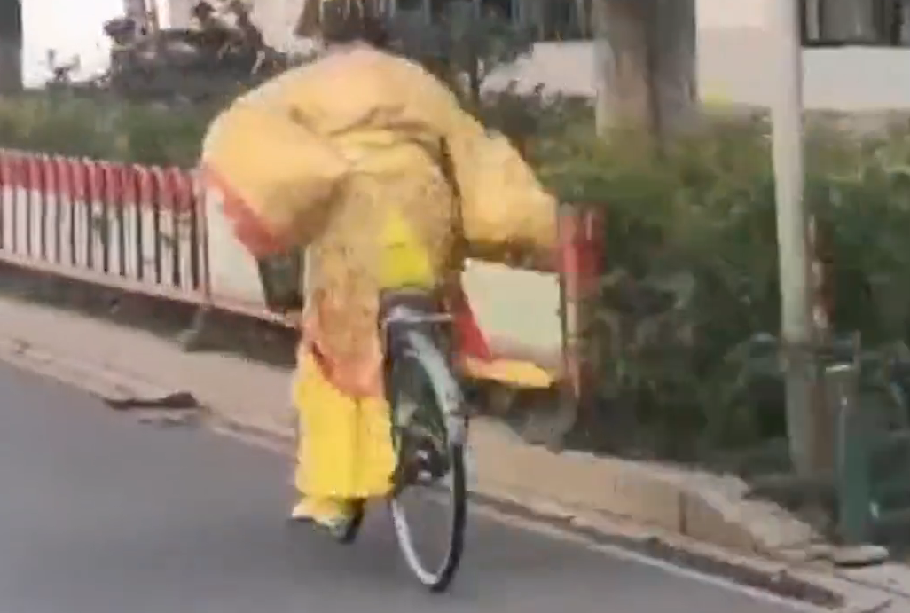 男子穿龙袍骑自行车一路狂蹬 画面太搞笑！网友调侃：赶去上朝