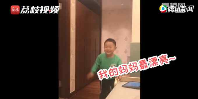 小男孩花式求和妈妈睡还嫌爸爸丑 妈：其实他和他爸长得一模一样