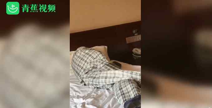 男子宾馆隔离太无聊 把衣服叠成人形陪自己 网友：不怕被吓到吗