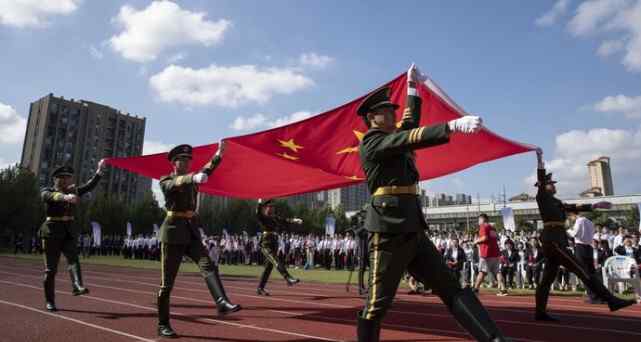 上海交大附中嘉定分校 受赠“祖国第一旗”，数十位老将军参加交大附中嘉定分校升国旗仪式