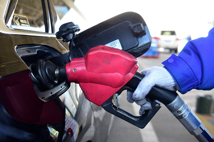 油价上涨 加满一箱油多花7.5元 下班后你会去加油吗？