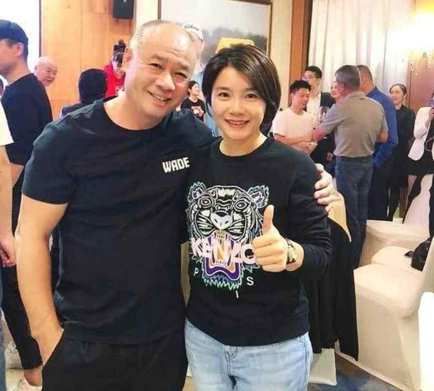 李宁妻子 体操王子李宁现状：57岁身价百亿却满头白发，妻子依然貌美有韵味