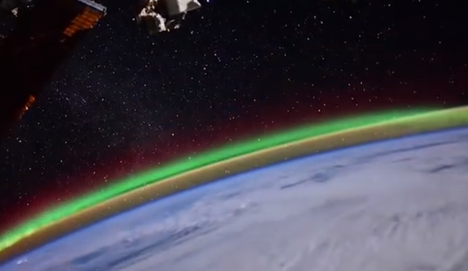 俄宇航员太空拍下北极光 网友：美到词穷！