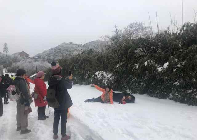 金佛山现在有雪吗 金佛山今天又下雪了，周末去看雪女性还免门票