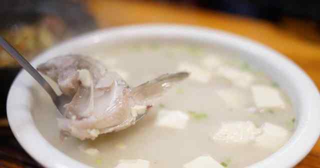 鱼汤怎么熬出奶白色 鱼汤熬不成奶白色？看了大厨才明白，原来用错水了，难怪不好喝