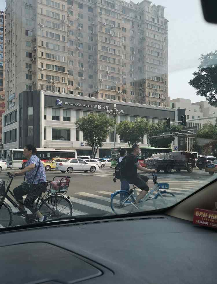 小松二手车 唐山二手车市场大吗？路过小松二手车就明白了。网友：好多有钱人