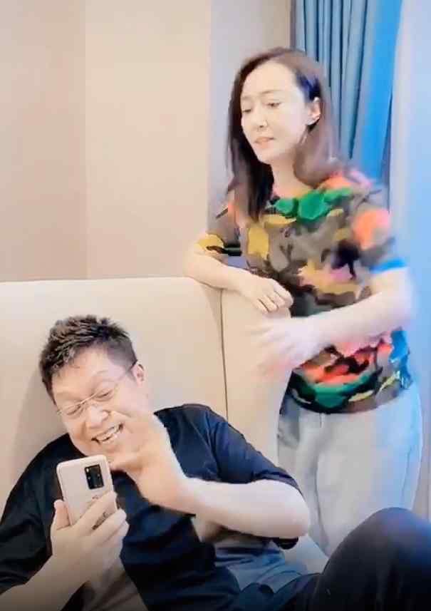 王为念三个老婆都叫啥 61岁王为念三婚娇妻疑曝光？女方动作毫无顾忌，三个字暴露了关系