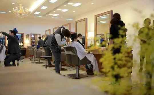沙龙美发店 近期长沙开了四家颜值高到让人想报警的美发店