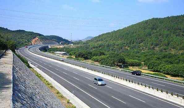 福建高速 福建打造的一条高速公路，全长245千米，预计2022年实现全线贯通