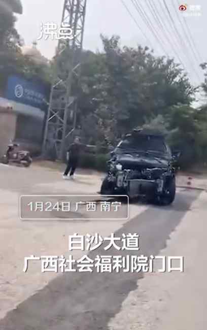 车辆失控！广西南宁男子驾新车撞行人致4死6伤 网友看了直呼可怕
