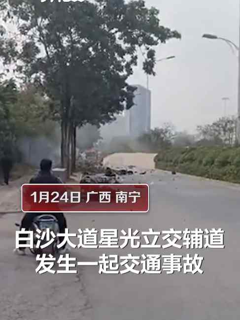 4死6伤！广西南宁车祸现场有男子当场给交警下跪 网友：跟谁道歉也没用啊