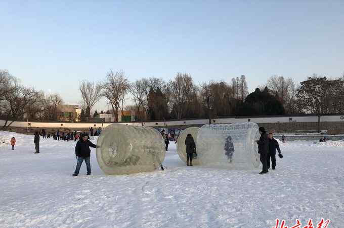 悠波球 玉渊潭雪地乐园体验自然雪趣 慢悠悠地滚动雪地悠波球