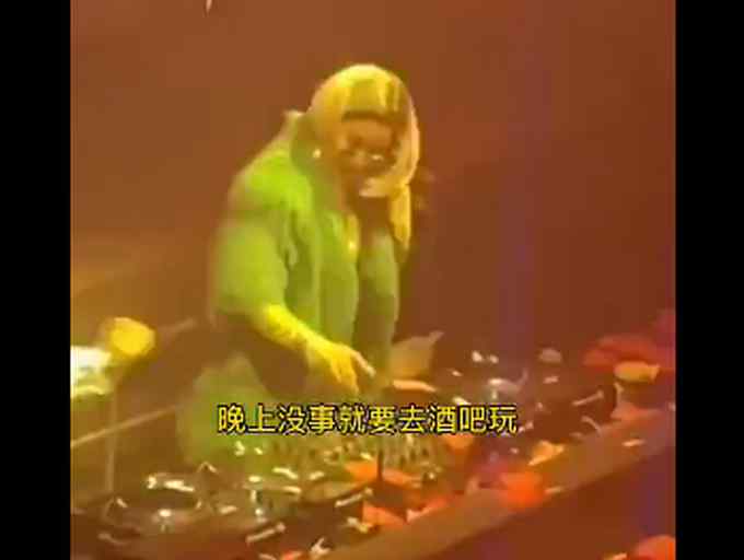 66岁奶奶酒吧当DJ 现场画面曝光 网友：还是少去聚集！