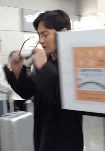 张东健图片 张东健在机场被拍 当年堪称韩版刘德华 来看看49岁的他现在什么样