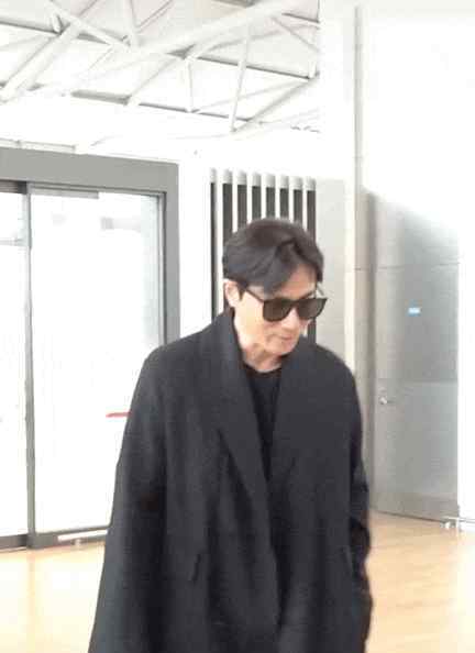 张东健图片 张东健在机场被拍 当年堪称韩版刘德华 来看看49岁的他现在什么样