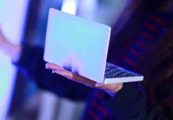 小笔电 中国生产出世界上最小笔记本电脑，黑科技强大 ！