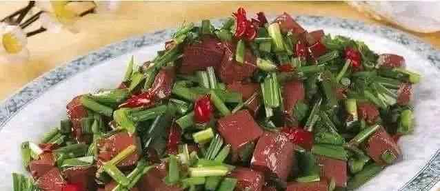 韭菜炒猪血的家常做法 猪血怎么做好吃呢？在农村猪血的做法很多，今天就教大家道猪血散热做法！