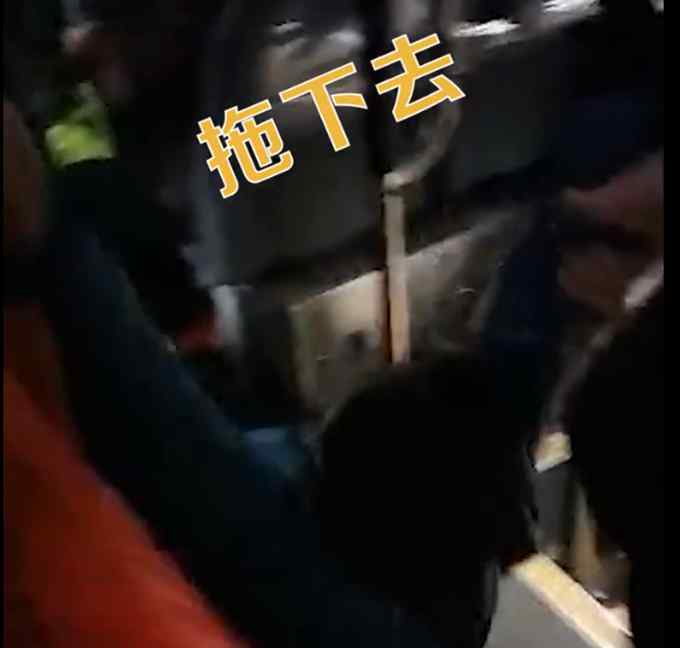 女子不戴口罩坐公交还怒怼乘客 看到结局网友都说“舒服了”