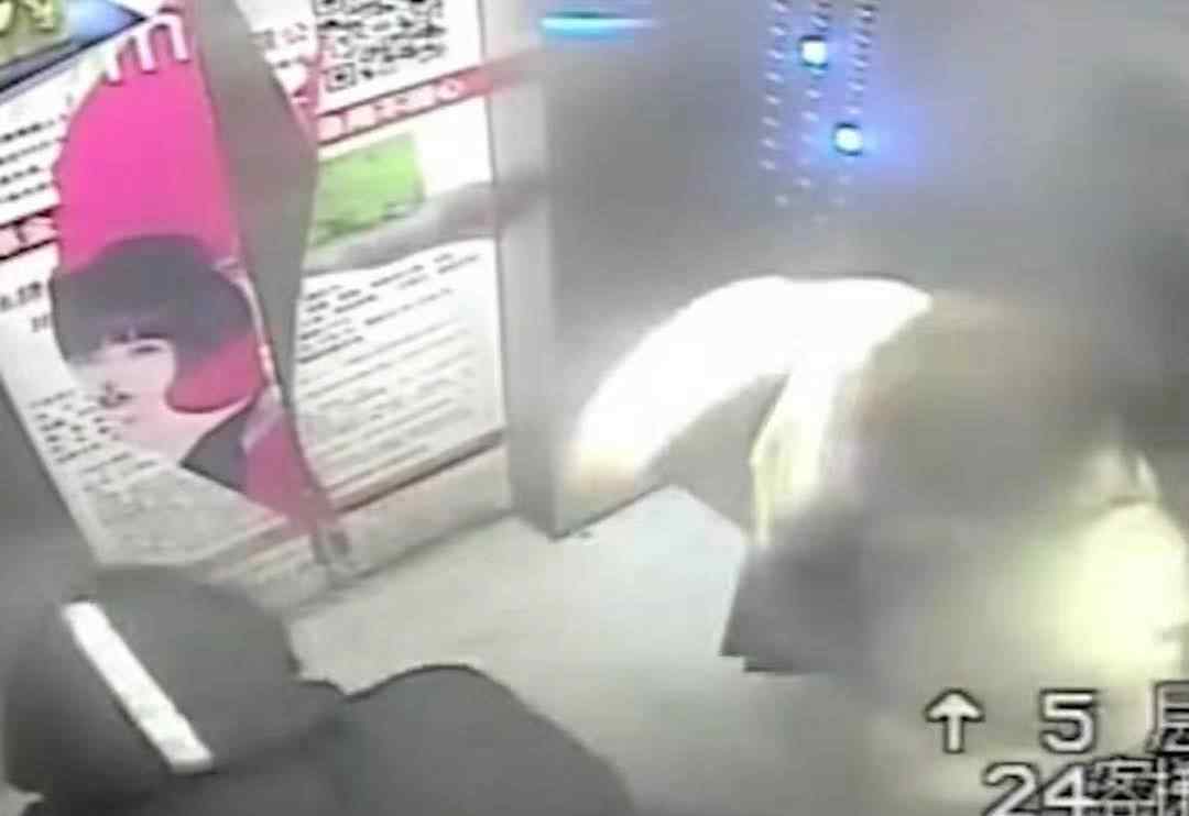 男子电梯猥亵年轻妈妈 反被暴揍 嫌疑人抓住了！