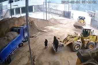 铲车铲人 【警示】铲车意外将女子铲入沙堆,致其窒息而亡!