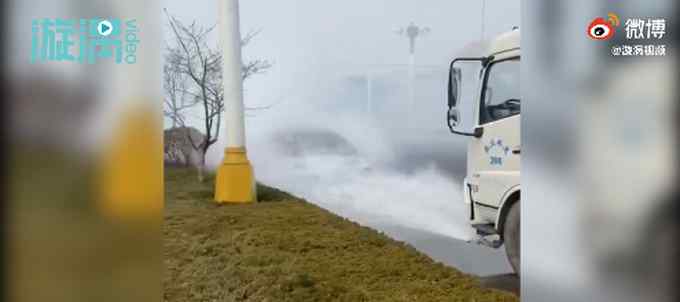 山东一轿车自燃 路过的洒水车“下起及时雨”