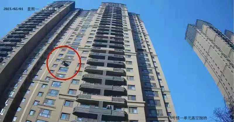 为宣泄不满 西安一男子将25斤椅子从21楼扔下！警方：已刑拘