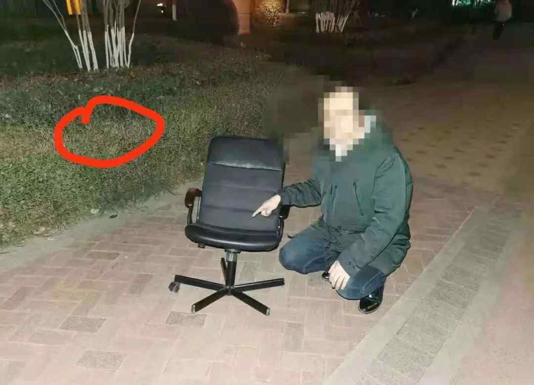 为宣泄不满 西安一男子将25斤椅子从21楼扔下！警方：已刑拘