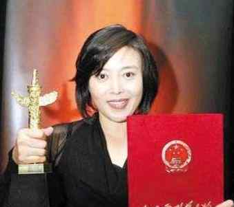 胡广川 她是国家一级演员，曾为捧红男友向导演下跪，被抛弃后单身至今