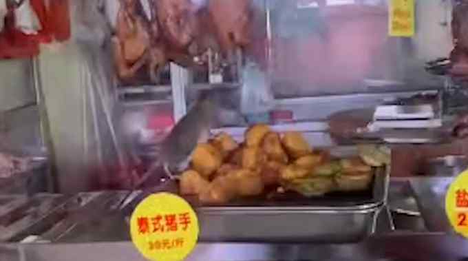 广东一市场熟食店橱窗老鼠乱窜 网友：看得鸡皮疙瘩都起来了