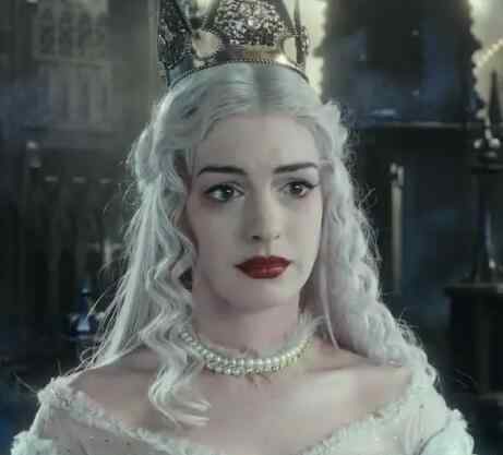 白皇后爱丽丝梦游仙境 爱丽丝梦游仙境2白皇后的秘密是什么 她为何一直举着手