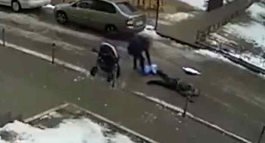 心痛！俄男子跳楼自杀砸中路边婴儿车 监控记录悲剧一幕