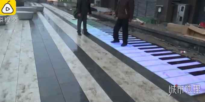 创意满分！杭州人行道能弹出钢琴曲 网友：走路练琴去！