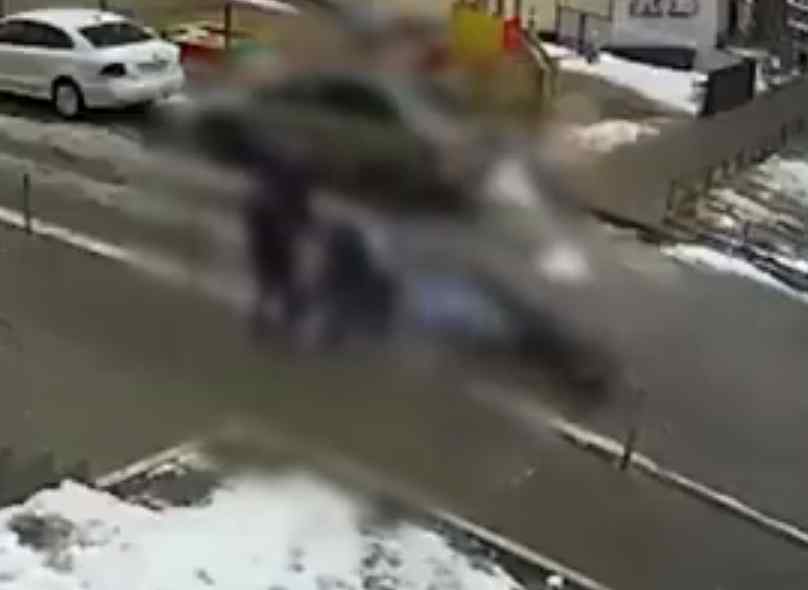 心痛！俄男子跳楼自杀砸中路边婴儿车 监控记录悲剧一幕