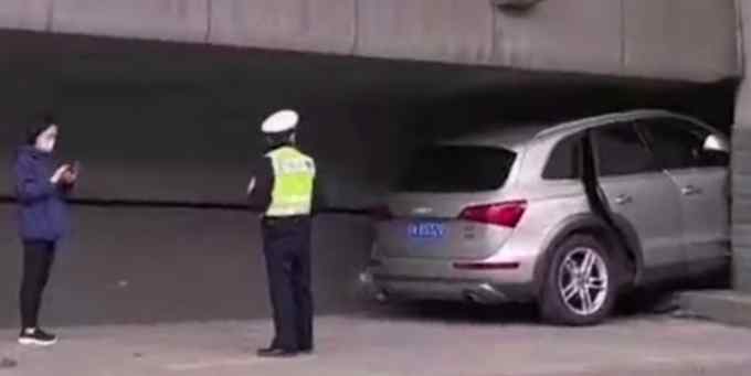 重庆一司机把车开进桥缝卡住 动弹不得！还好人没事