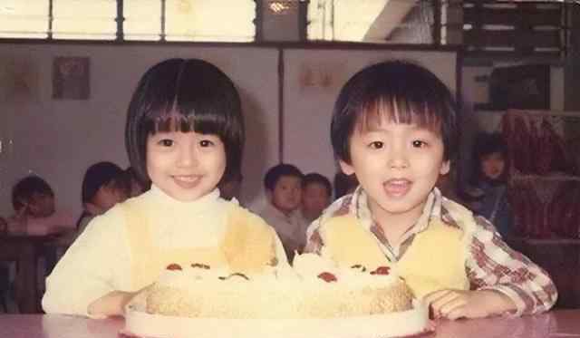 郑伊健与梁咏琪 1999年，郑伊健惹怒杨受成与梁咏琪同居，不久后就出现蛋糕门