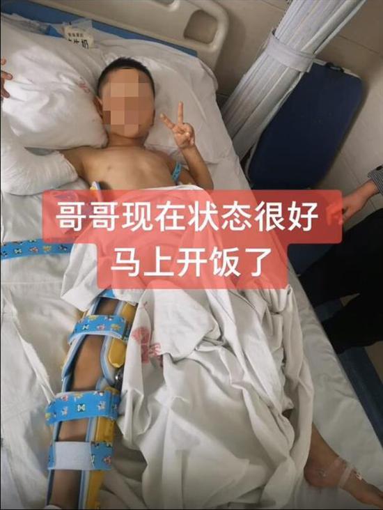 悲剧！山东5岁双胞胎独自在家时坠楼 弟弟身亡哥哥幸存