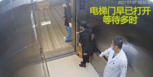 与死神争分夺秒 护士使出最帅“脚刹”！网友忍不住点赞