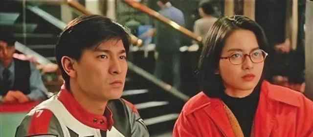 郑伊健与梁咏琪 1999年，郑伊健惹怒杨受成与梁咏琪同居，不久后就出现蛋糕门