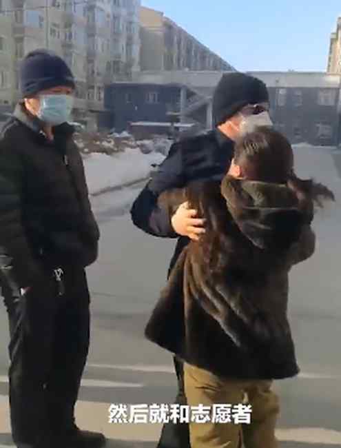 黑龙江一男子做核酸因孩子怕冷殴打志愿者 其妻子跪地劝阻 网友怒了！