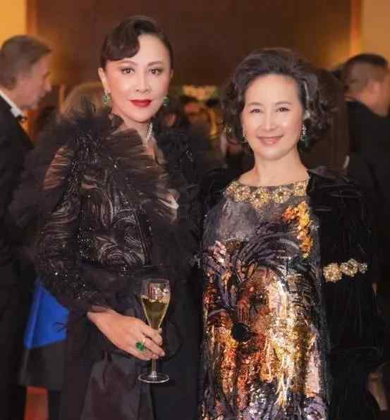 何超琼 “大家姐”何超琼：与陈百强无缘，和许晋亨结婚17年没有孩子