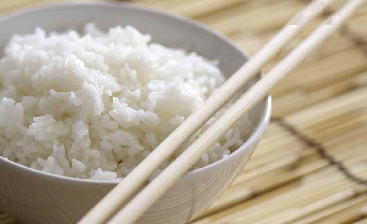 不用电饭煲怎么蒸米饭 蒸米饭，不要只会加水了，牢记2个窍门，米饭香甜饱满，粒粒分明