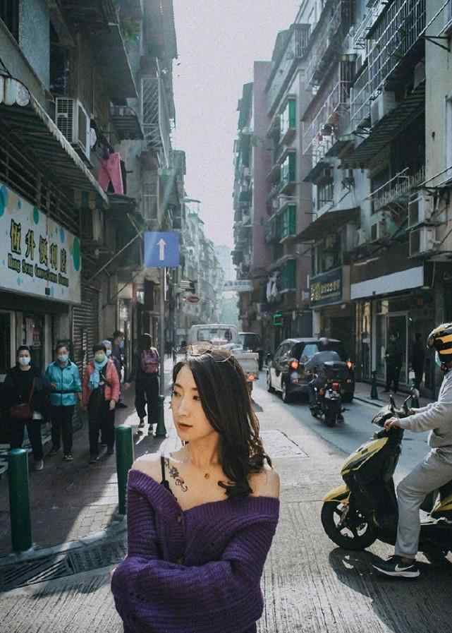 陈赫前妻 陈赫前妻许婧晒旅行美照，不畏严寒大秀香肩锁骨，与路人两个季节