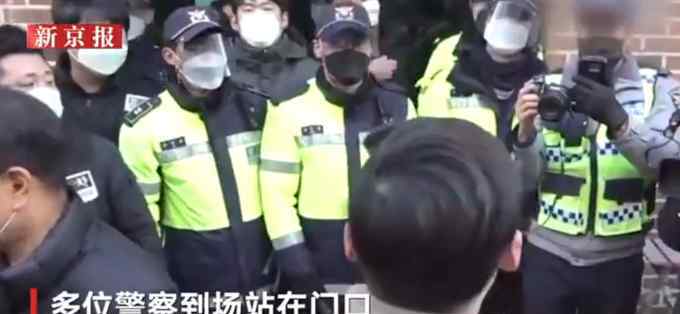 我要杀了她 韩国“素媛案”罪犯到家画面曝光，警察堵门保护，民众大喊“我要杀了他”