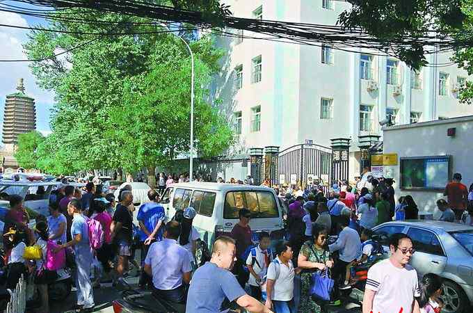 天宁寺小学 北京小学天宁寺分校门前停满私家车 前毛家湾胡同坑洼不平易崴脚