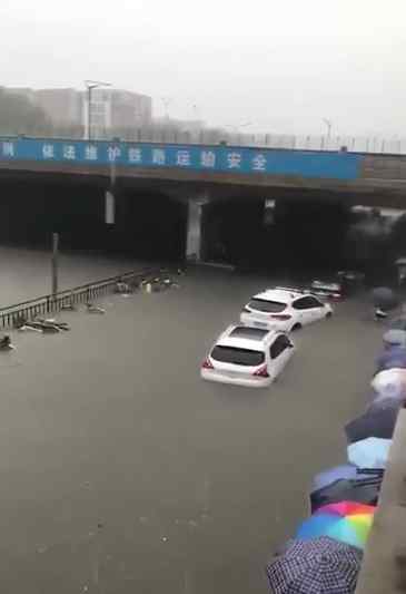 北京水淹车 北京回龙观积水7车被淹 6辆昨晚停桥边1辆奔驰今晨不听劝冲入水中