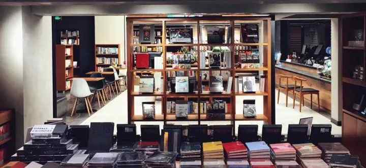 作家虹影 窥视作家的书房 | 在这儿，他们写下了整个世界！