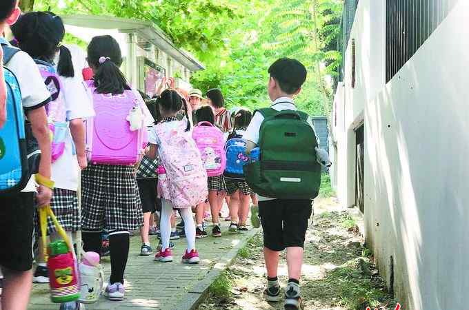 马路牙子学名 景山学校大兴实验学校外马路牙子绊人 培新小学门前满地地锁